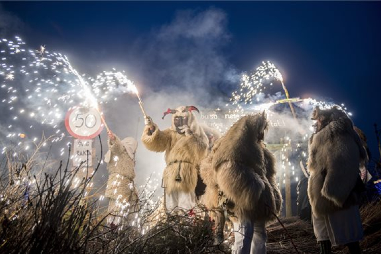 A máglyagyújtással és a koporsóégetéssel véget ért a mohácsi busójárás