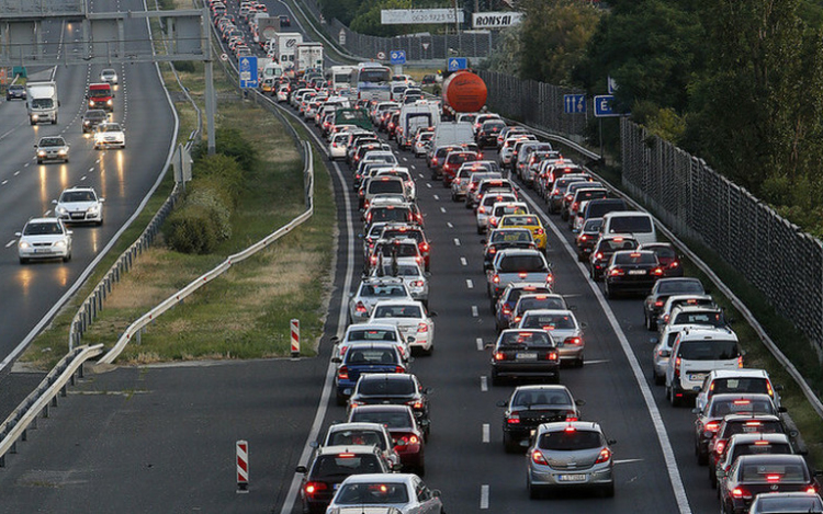 Csaknem hétszázezer személyautó cserélt gazdát az első három negyedévben